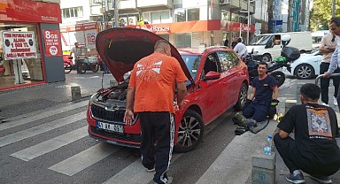 Otomobile giren kedi zor anlar yaşattı!