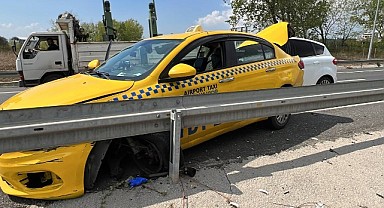 Otomobille taksi çarpıştı, 2 kişi yaralandı