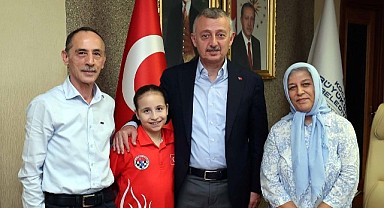 Satranç şampiyonu Beren, Büyükakın’ı ziyaret etti