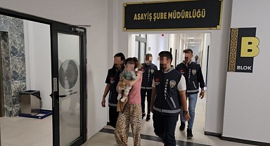 Suç makinası kadın kucağında bebeği ile tutuklandı!