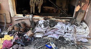 Yangında hasar gören ev, ekiplerce temizlendi
