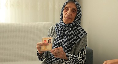 101 yaşındaki İzüstü, Cumhuriyetin 101. yılını kutladı