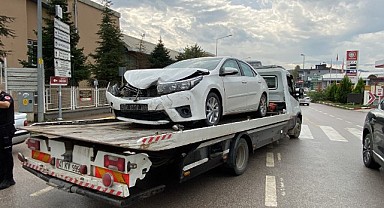 2 otomobil birbirine girdi! 2 çocuk yaralandı