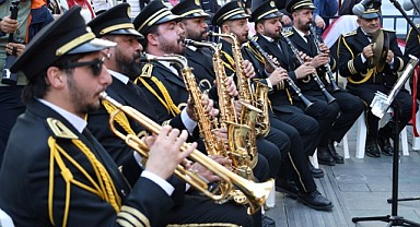 Atatürk’ün sevdiği şarkıları bando takımı çaldı