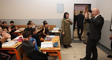 Bıyık’tan ortaokul çıkarması! Öğrencileri kırmadı
