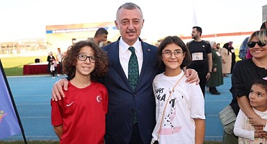 Büyükakın bayrak yarışına katıldı, çocuklarla eğlendi