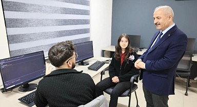 Büyükgöz, gençlere tatlı ikram etti