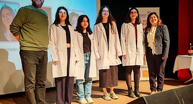 Çiçeği burnunda kimyacılar beyaz önlüklerini giydi