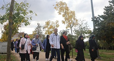 Çiftçi, velilerle sabah yürüyüşüne çıktı