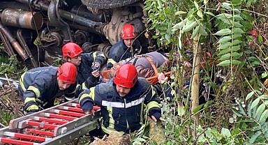 Damperli kamyon ağaçlık alana uçtu! Sürücü yaralandı