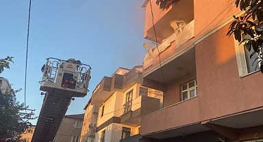 Dört katlı binada yangın paniği! 3 kişi kurtarıldı
