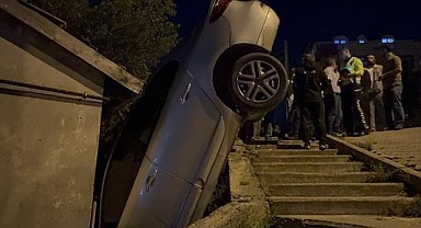 El freni çekilmeyen araç gecekonduya çarptı