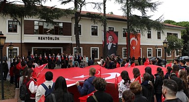 GTÜ Öğrencileri kampüste Cumhuriyet yürüyüşü yaptı