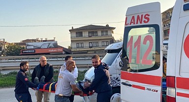 Kamyonete çarpan sürücü ağır yaralandı