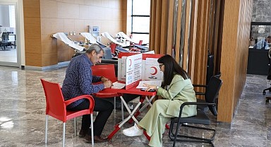 Kartepe’de gönüllüler kan bağışı yaptı