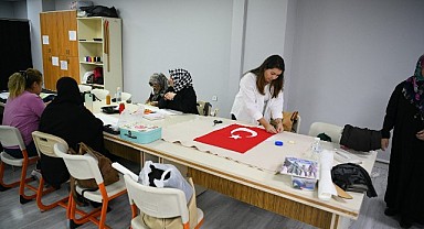 Kursiyerler kolları sıvadı! 29 Ekim için bayrak dikiyorlar