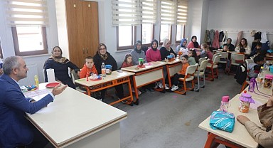 Minikler elleriyle turşu kurdu
