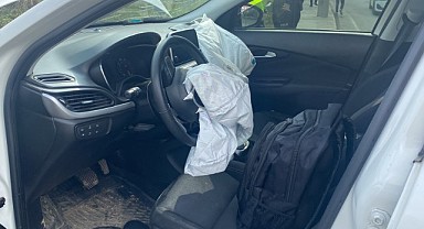 Otomobil bariyere çarptı! 3 kişi yaralandı