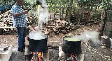 Şeker kamışından yaptığı pekmezlerle geleneği yaşatıyor