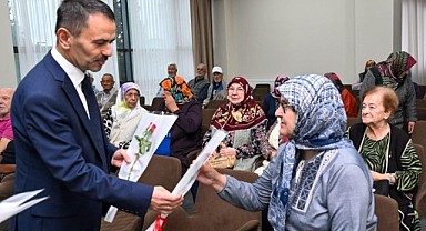 Vali Aktaş, ellerinde güllerle çınarları ziyaret etti