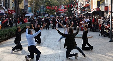 Zeybek gösterisi büyüledi
