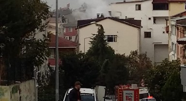 4 katlı binanın çatısı alevlere teslim oldu!