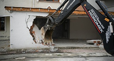 Bina önüne yapılan kaçak yapı yıkıldı