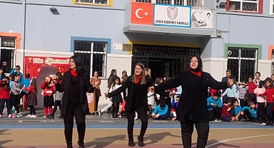 Eşrefbey İlkokulu’nda Öğretmenler Günü kutlandı