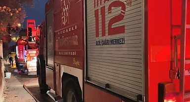 İzmit'te kokutan yangın! Çatı alevlere teslim oldu