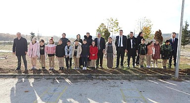 Minik eller, fidanları toprakla buluşturdu