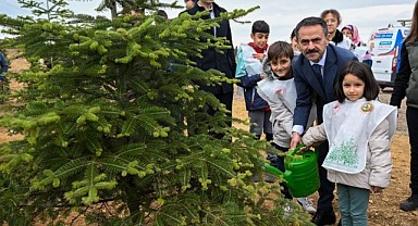 Minikler 3 bin 300 fidanı toprakla buluşturdu