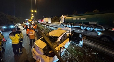 Otomobil bariyere çarptı! Trafik kilitlendi!