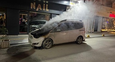 Park halindeki araç cayır cayır yandı!