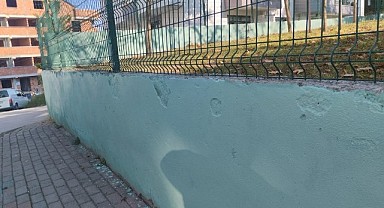 Parklardaki duvar yazıları siliniyor