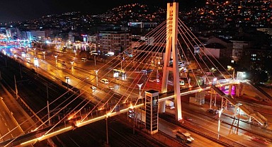Üst geçitler turuncuya büründü