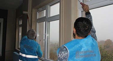 Yükümlüller bir okulun boyasını yaptı