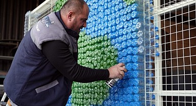 Atık pet şişelerden dünya haritası yaptılar