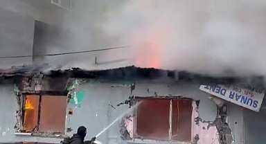 Beş gün önce boşalan gecekondu cayır cayır yandı
