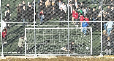 Büyükakın, sentetik futbol sahasını inceledi