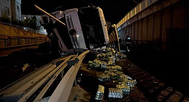 Gebze’de devrilen tır, ulaşımı aksattı