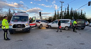 İki otomobil çarpıştı! 3 kişi yaralandı