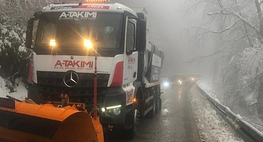 Karla mücadele ekipleri yolları açtı