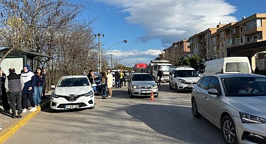 Karşıdan karşıya geçen iki kişiye otomobil çarptı!