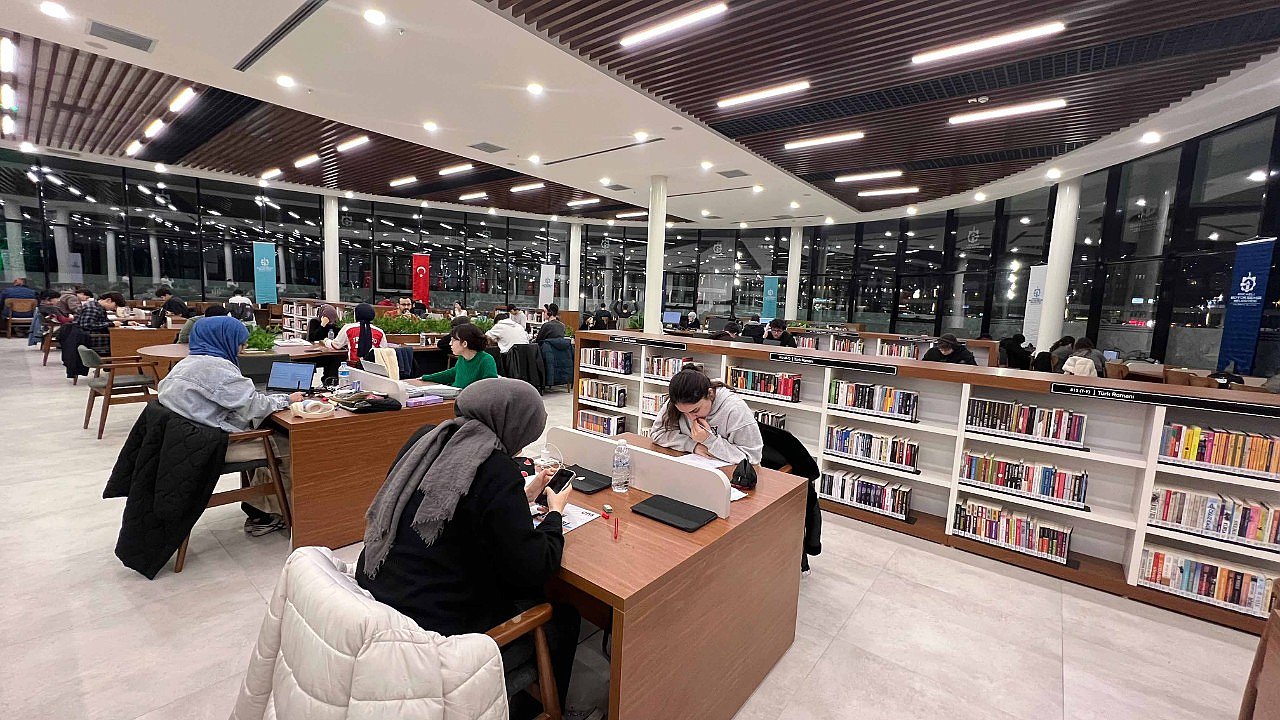 Kütüphaneye yoğun ilgi! Yüzlerce kişi akın etti