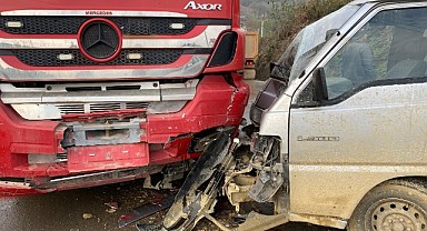 Minibüsle tır çarpıştı! 2 kişi yaralandı