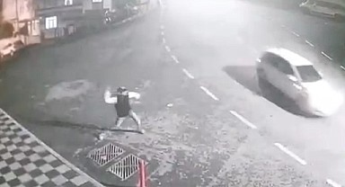 Su dolu balonları araçlara fırlattılar!