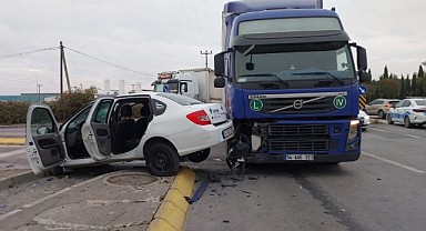 Süt yüklü tıra otomobil çarptı! 3 kişi yaralandı