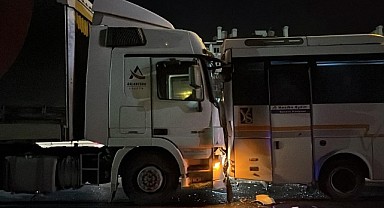 TEM’de feci kaza! 2 kişi yaralandı