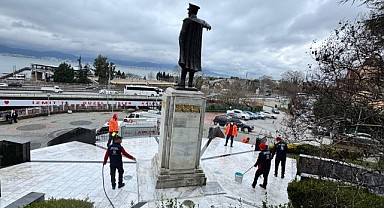 Atatürk Heykeli’nin temizliği yapıldı