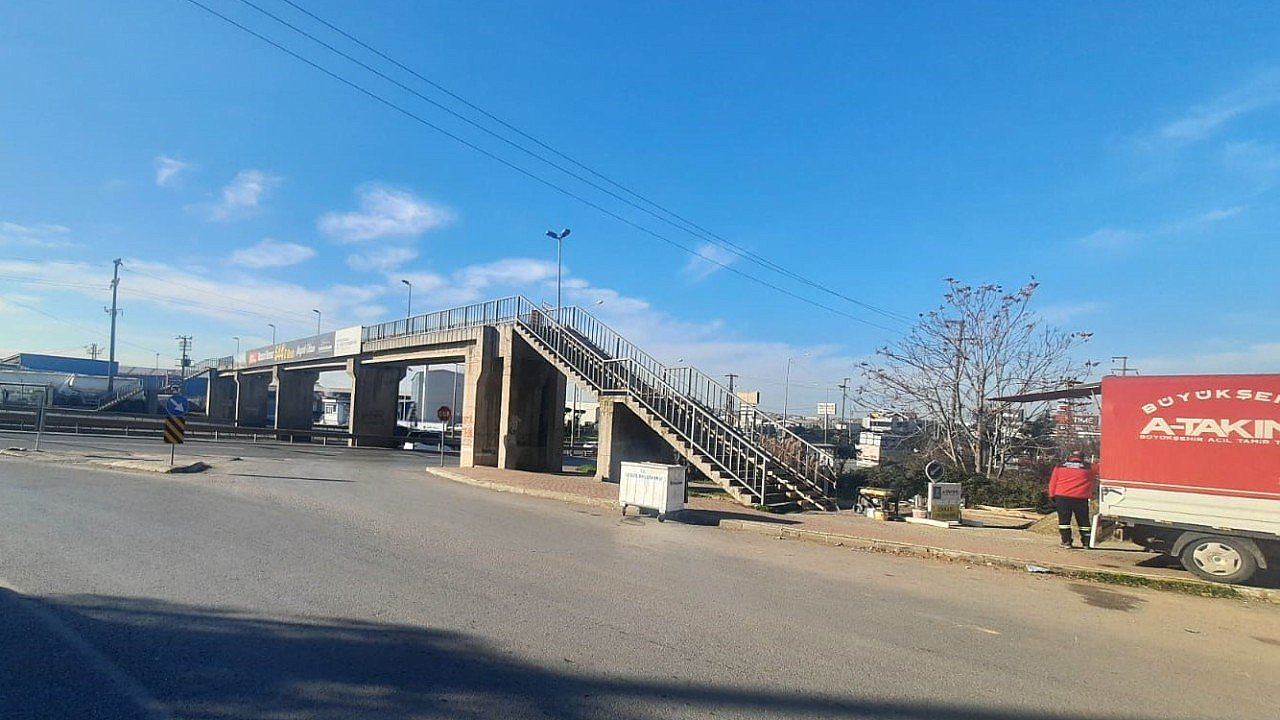 Beylikbağı’ndaki üst geçit onarılıyor